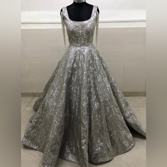 Custom Manish Malhotra Wedding Gown - Picture 5 of 6